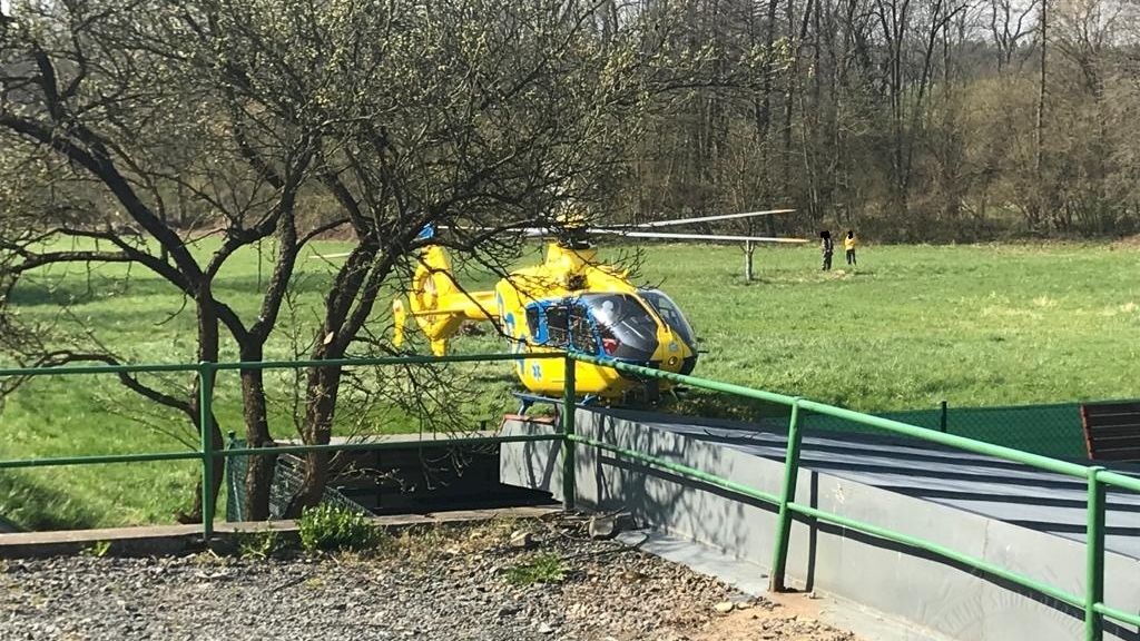 Na Pardubicku spadl muž z šesti metrů, zasahoval vrtulník
